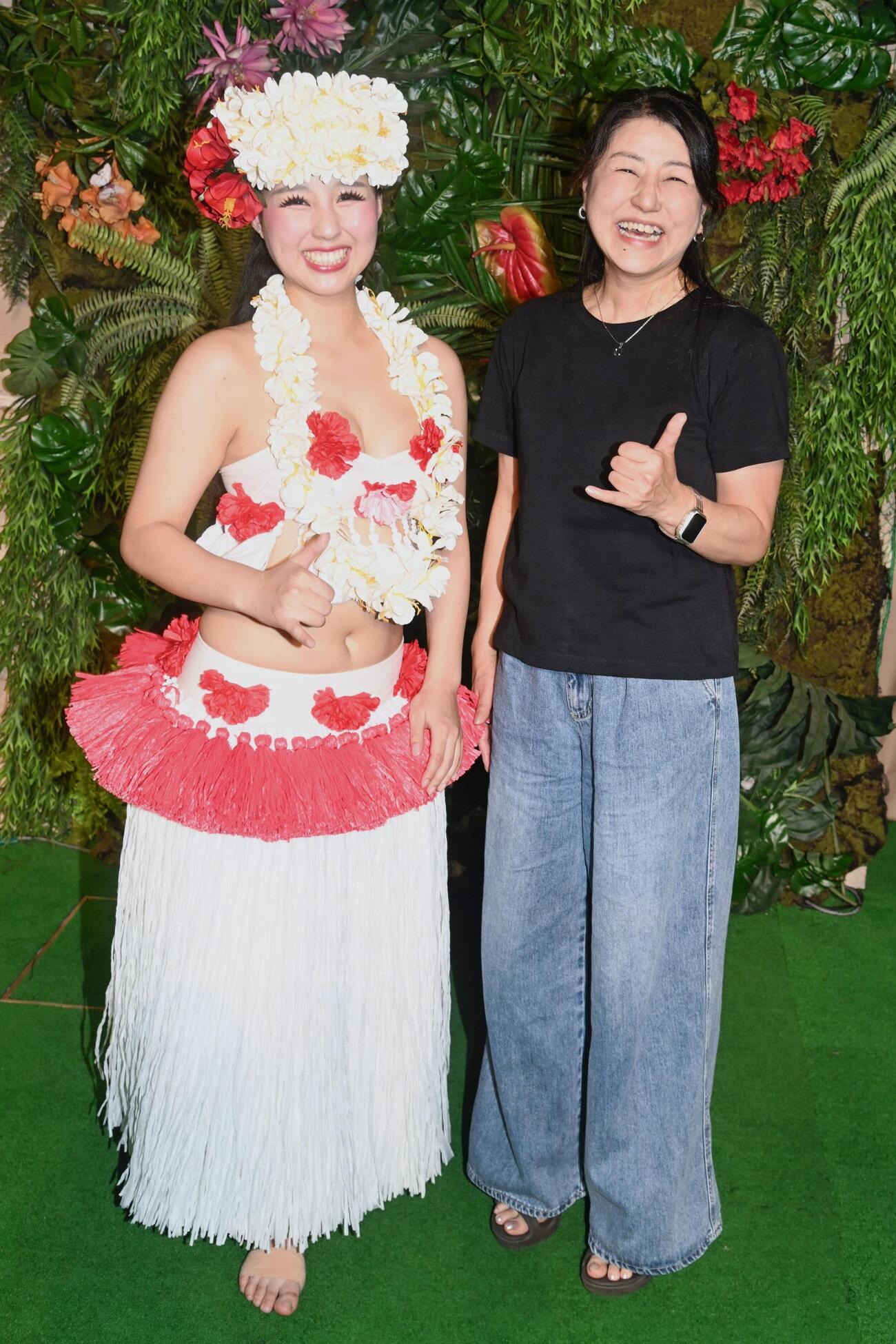 AZUMIさん（左）と母篠田純子さん＝17日夜、福島県いわき市(共同)