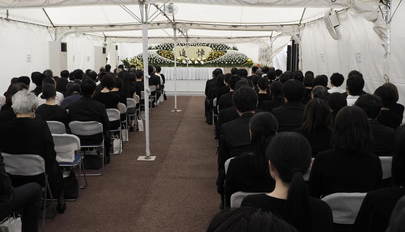 第1スタジオ跡地で開かれた追悼式＝18日午前、京都市伏見区（京都アニメーション提供）