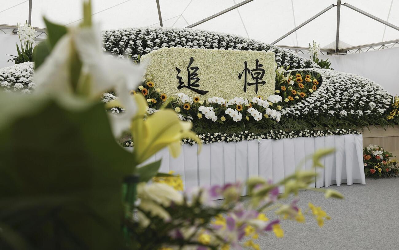 京都アニメーション第1スタジオ跡地の追悼式会場に設けられた祭壇＝18日午後、京都市伏見区（共同）