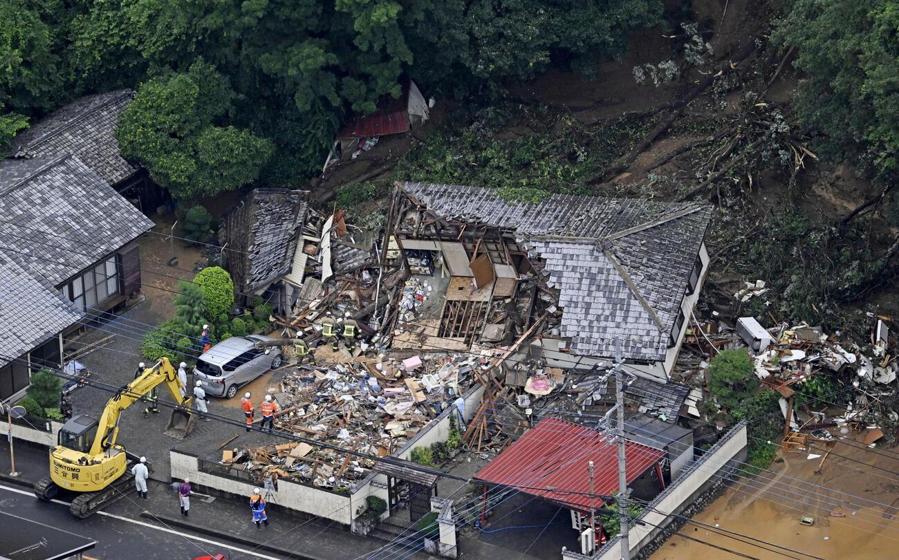 栃木県足利市、土砂が流れ込み倒壊した住宅（共同）