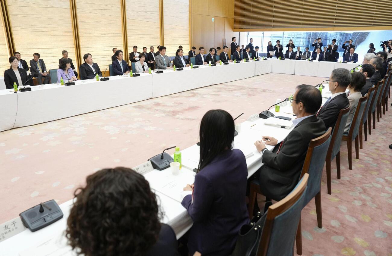 経済財政諮問会議と日本成長戦略会議の合同会議＝21日午前、首相官邸（共同）