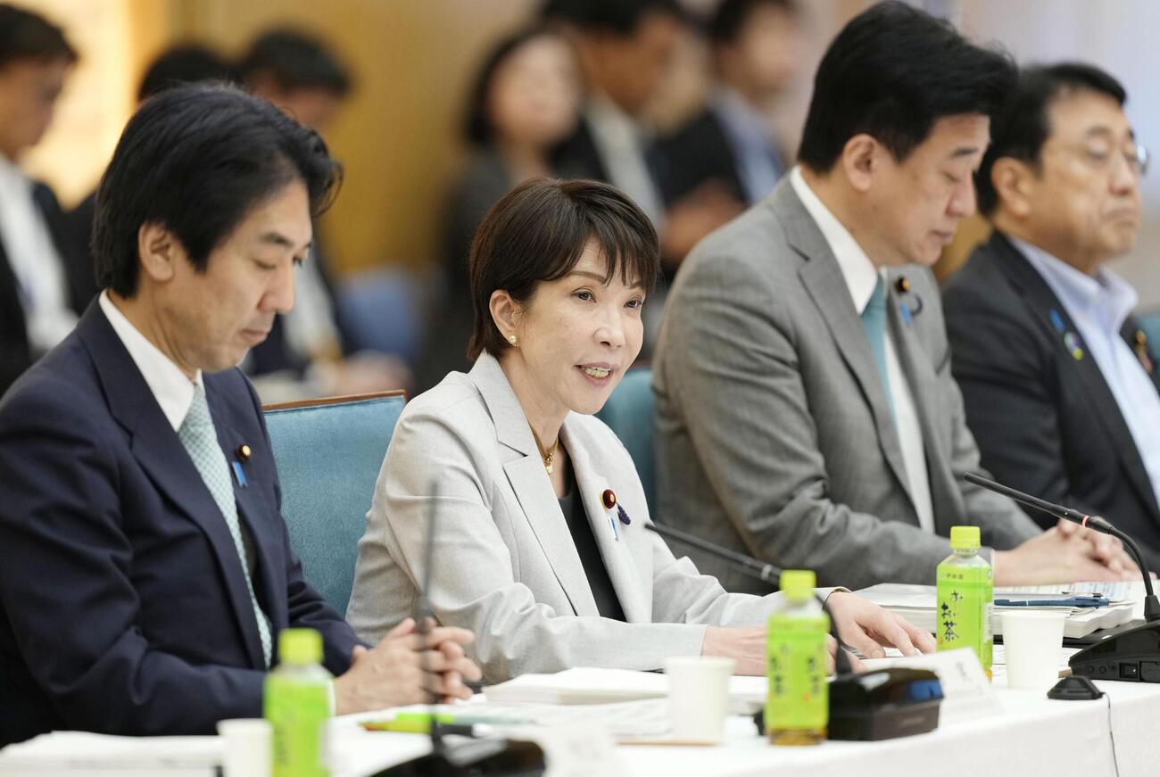 経済財政諮問会議と日本成長戦略会議の合同会議で発言する高市首相（左から2人目）＝21日午前、首相官邸（共同）