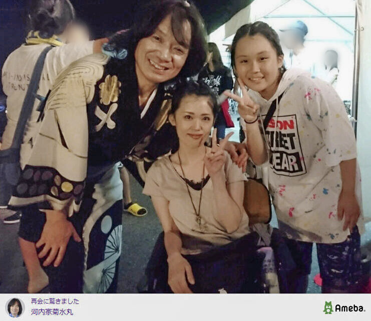 池田園美さん（中央）、莉園さん（右）親子と写真に納まる河内家菊水丸さん＝2019年（河内家菊水丸さんのブログから、背景の人物の顔をぼかしています）(共同)　　