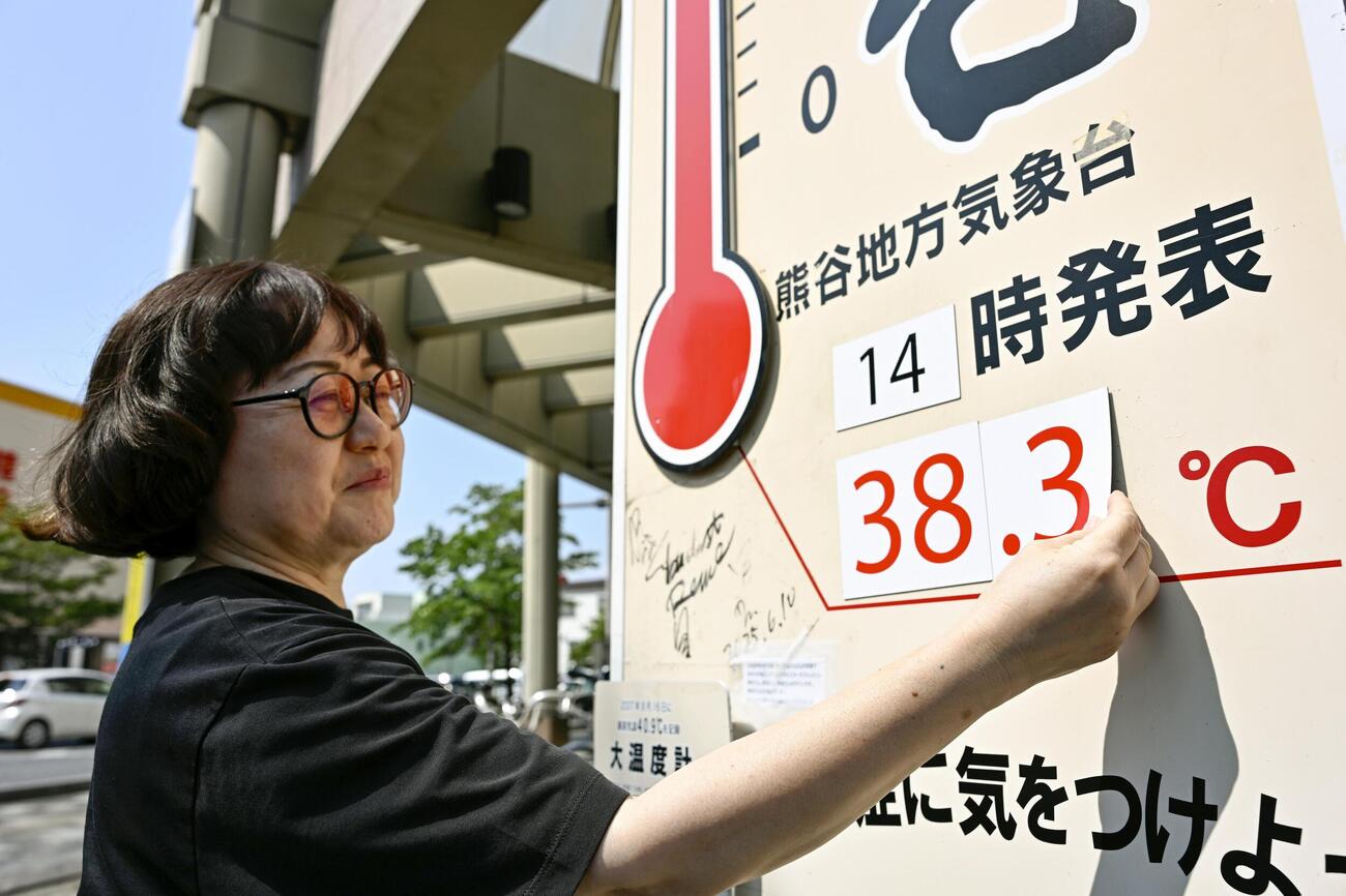 埼玉県熊谷市の百貨店前に設置したボードに掲示される気温（共同）