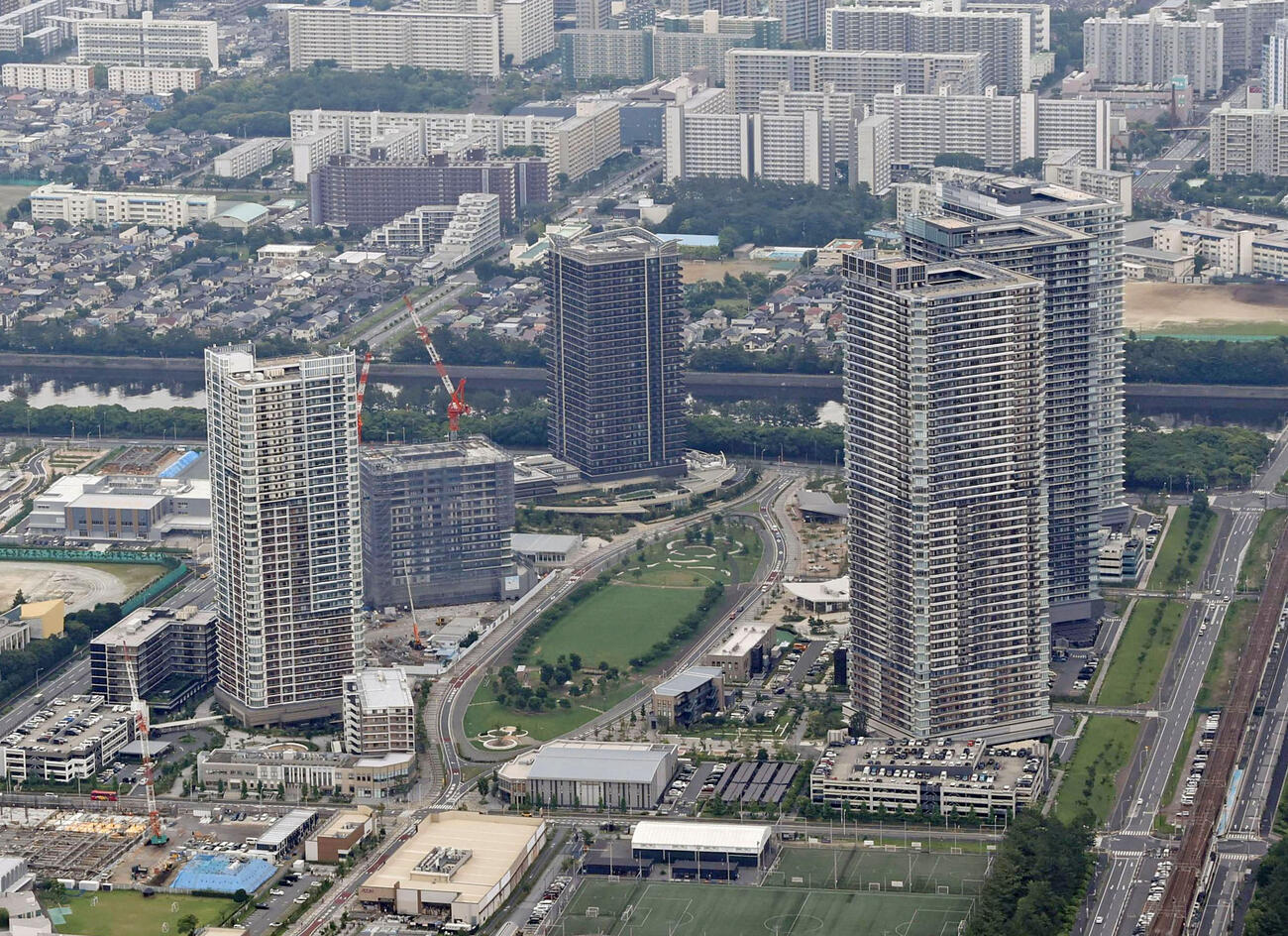 千葉市美浜区の高層タワーマンション群＝13日