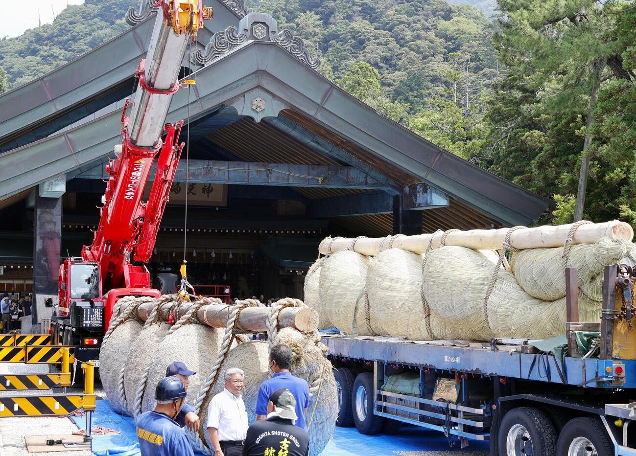 出雲大社神楽殿の大しめ縄のかけ替え作業（共同）