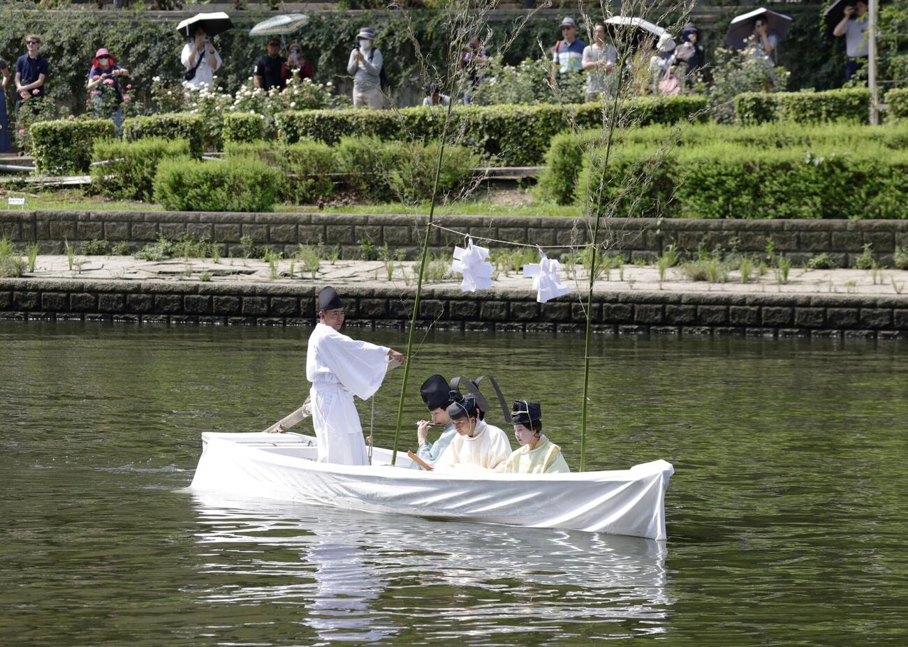 大阪市の堂島川で行われた天神祭の「鉾流神事」（共同）