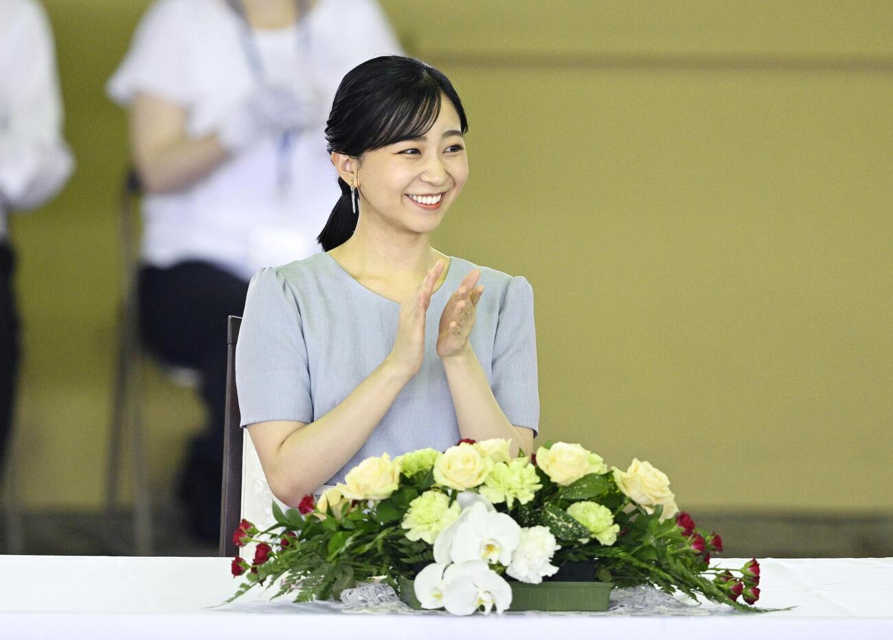 全日本高校馬術競技大会の開会式に出席された佳子さま＝24日午前、静岡県御殿場市の馬術・スポーツセンター（共同）
