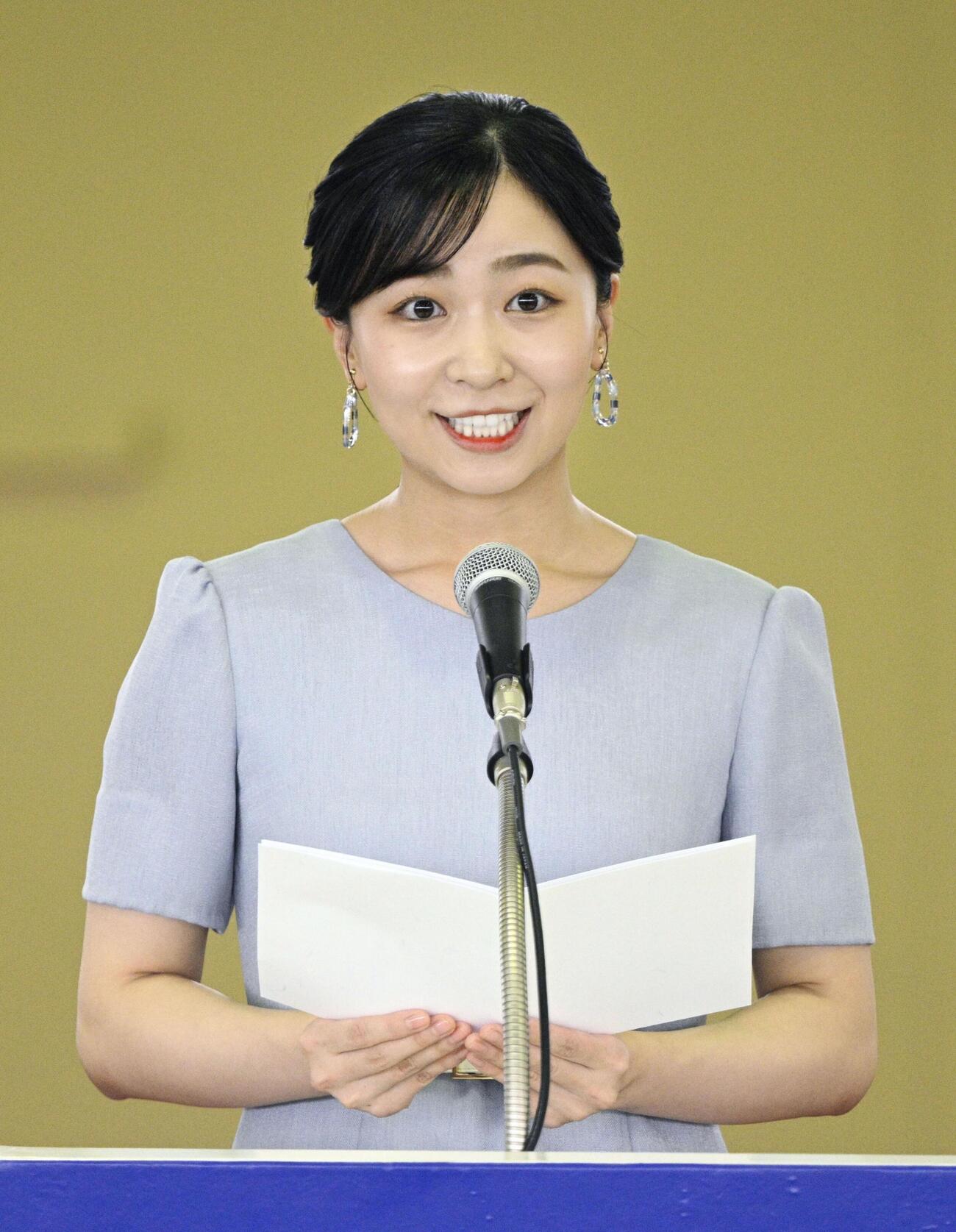 全日本高校馬術競技大会の開会式であいさつされる佳子さま＝24日午前、静岡県御殿場市の馬術・スポーツセンター（共同）