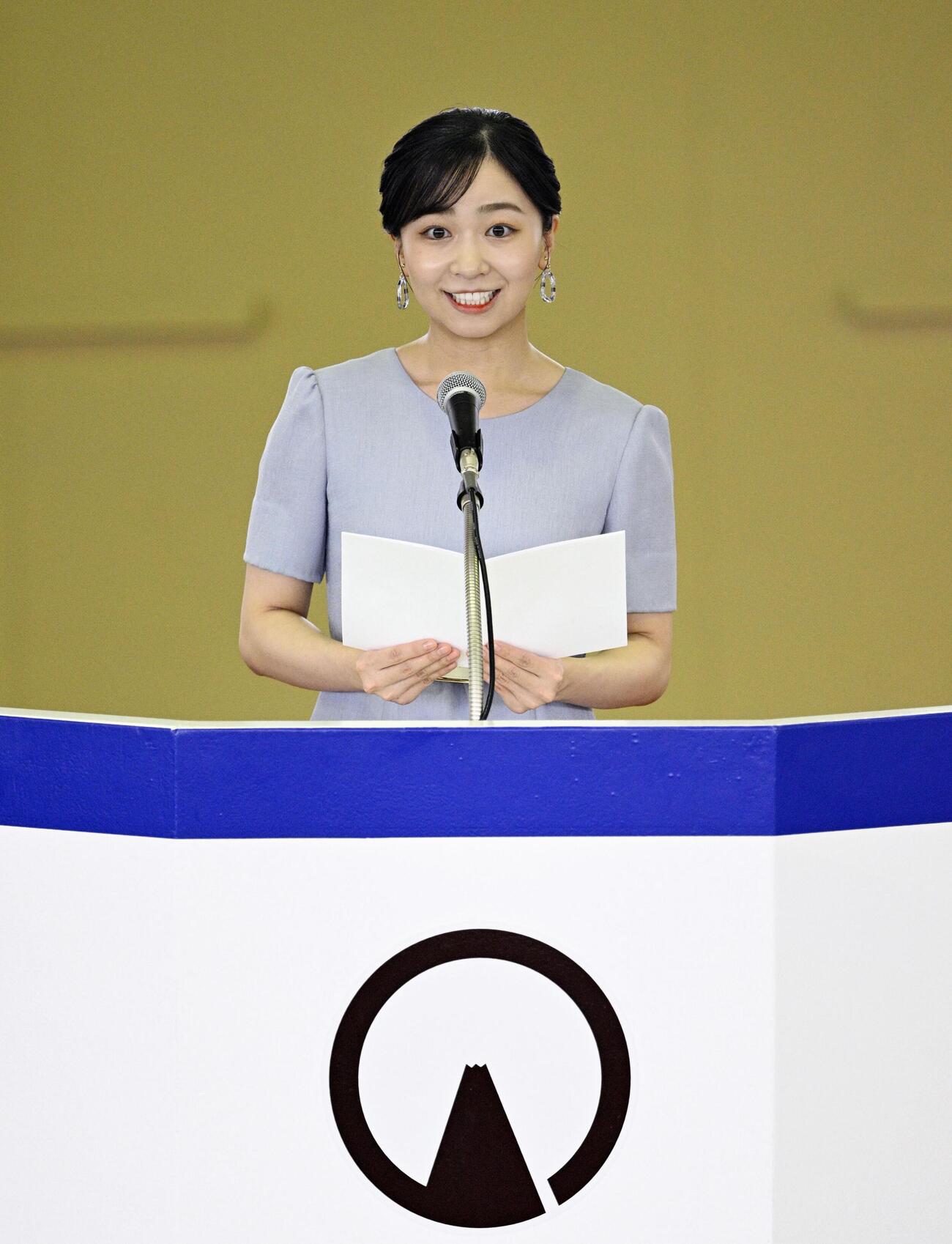 全日本高校馬術競技大会の開会式であいさつされる佳子さま＝24日午前、静岡県御殿場市の馬術・スポーツセンター（共同）
