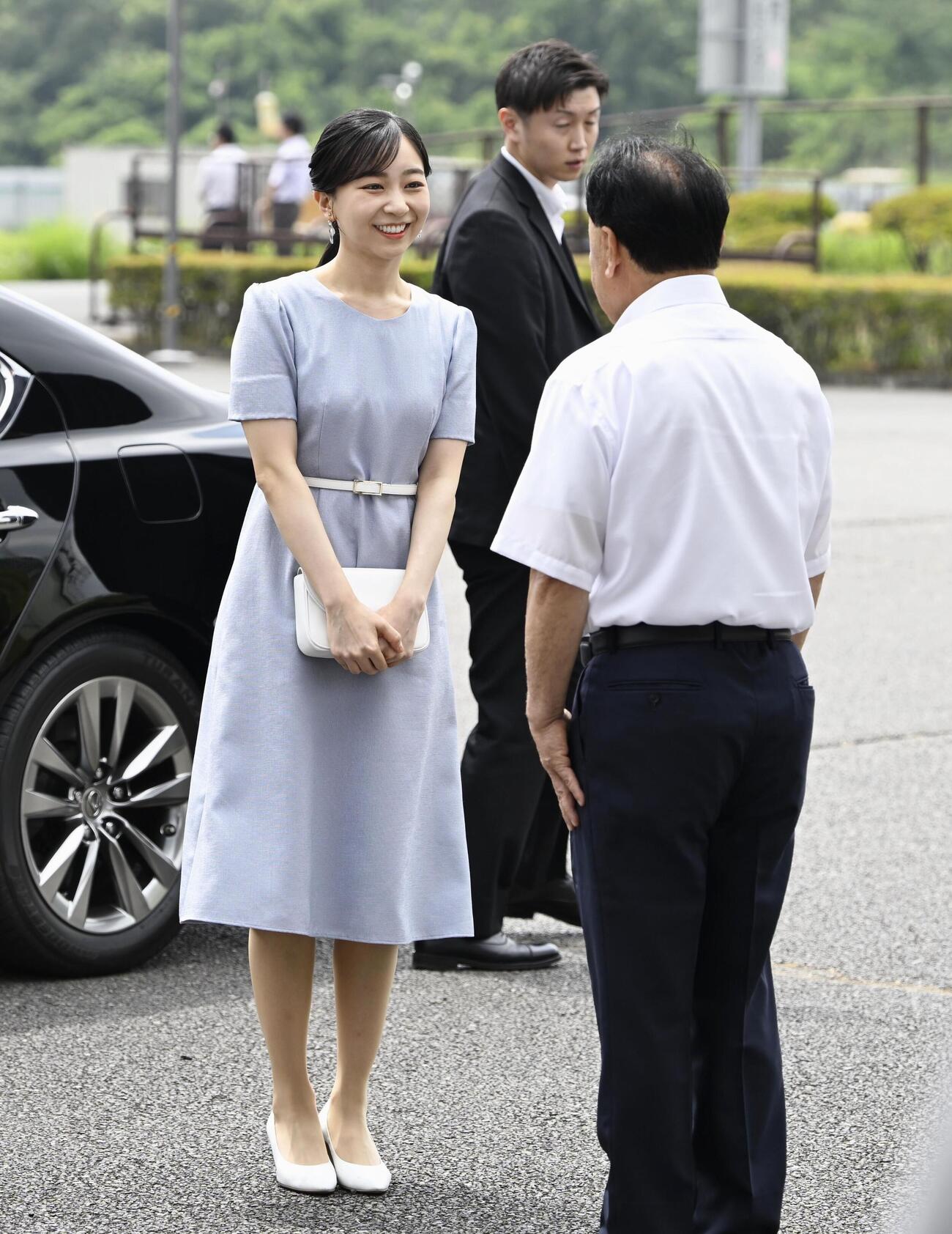全日本高校馬術競技大会の開会式会場に到着された佳子さま＝24日午前、静岡県御殿場市の馬術・スポーツセンター（共同）