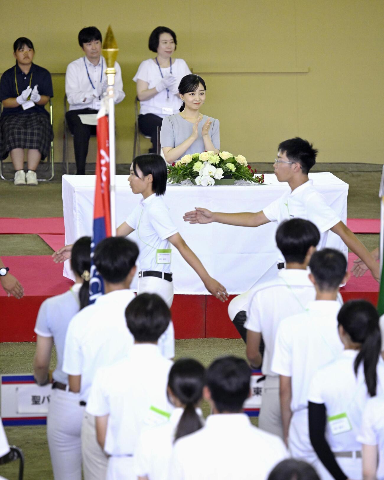 全日本高校馬術競技大会の開会式に出席された佳子さま＝24日午前、静岡県御殿場市の馬術・スポーツセンター（共同）