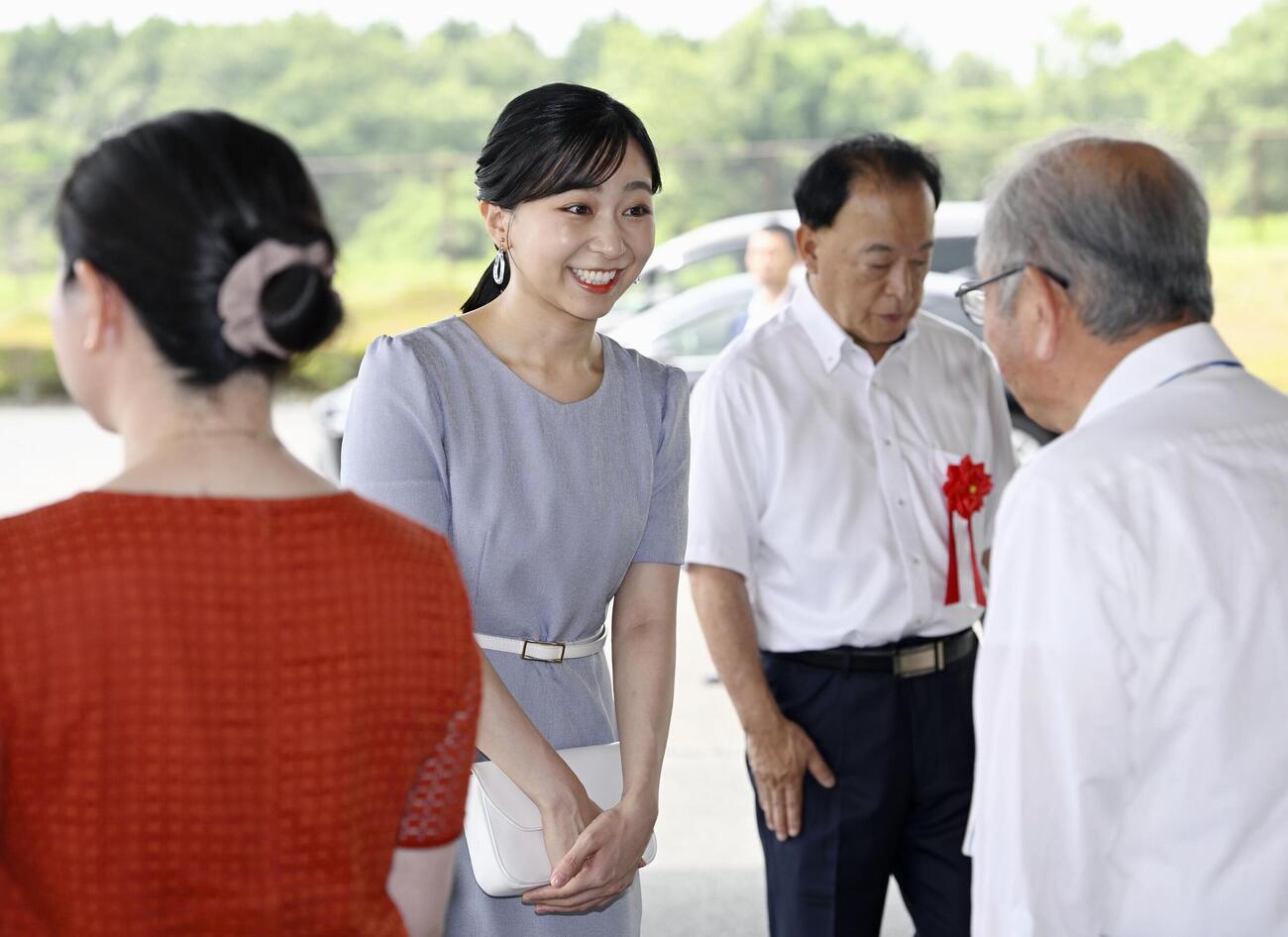 全日本高校馬術競技大会の開会式会場に到着された佳子さま＝24日午前、静岡県御殿場市の馬術・スポーツセンター（共同）