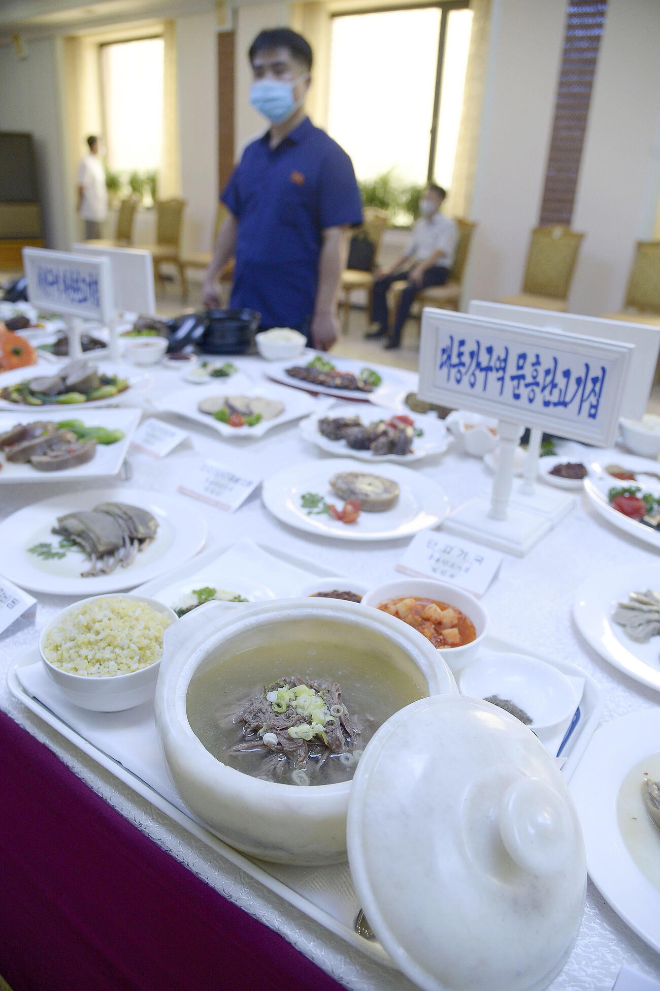 2020年に平壌市内で開かれた犬肉の料理コンテスト（共同）