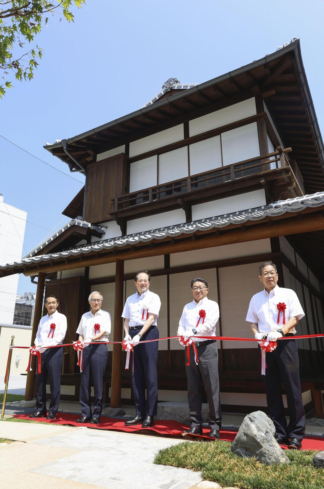 再建された「愚陀仏庵」のオープニングセレモニー＝24日午前、松山市（共同）