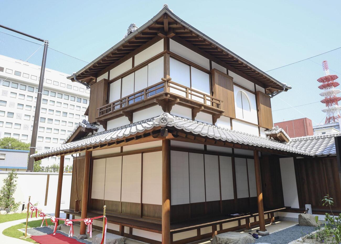 松山市に再建された愚陀仏庵＝24日午前（共同）