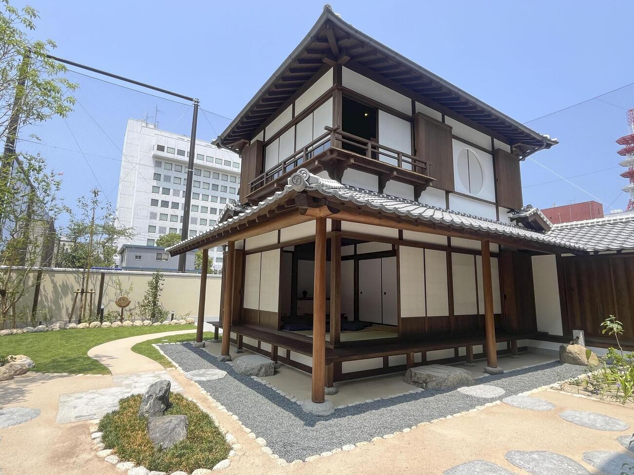 松山市に再建された愚陀仏庵＝24日午前（共同）