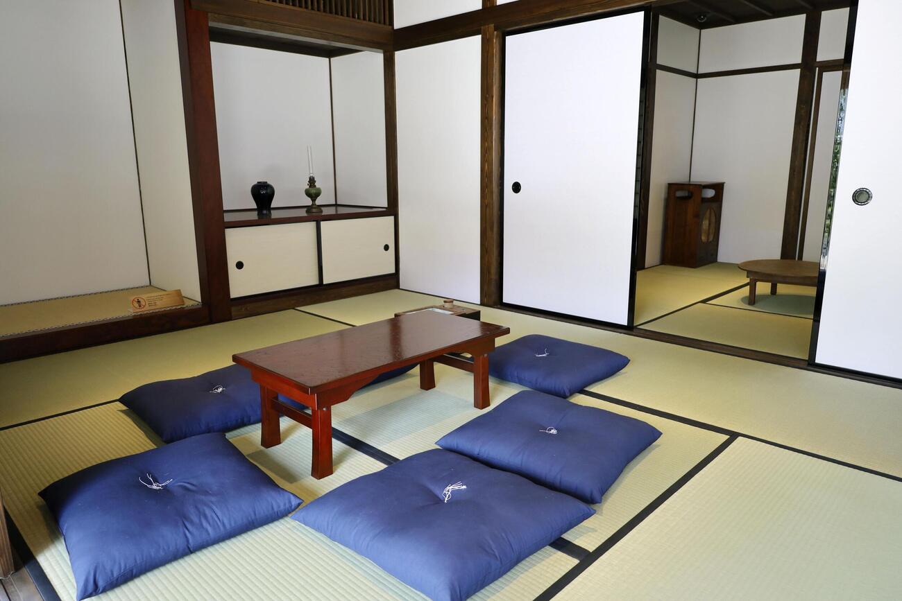 再建された愚陀仏庵の1階＝24日午前、松山市（共同）