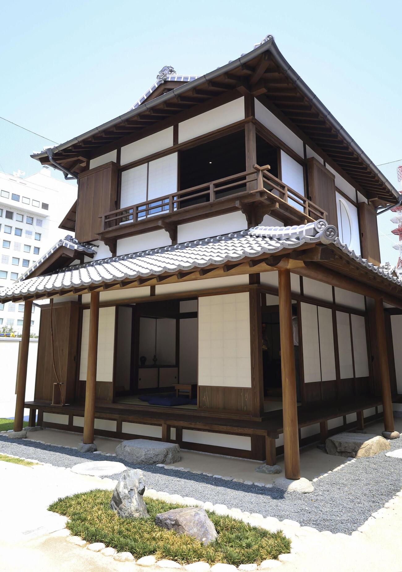 松山市に再建された愚陀仏庵＝24日午前（共同）
