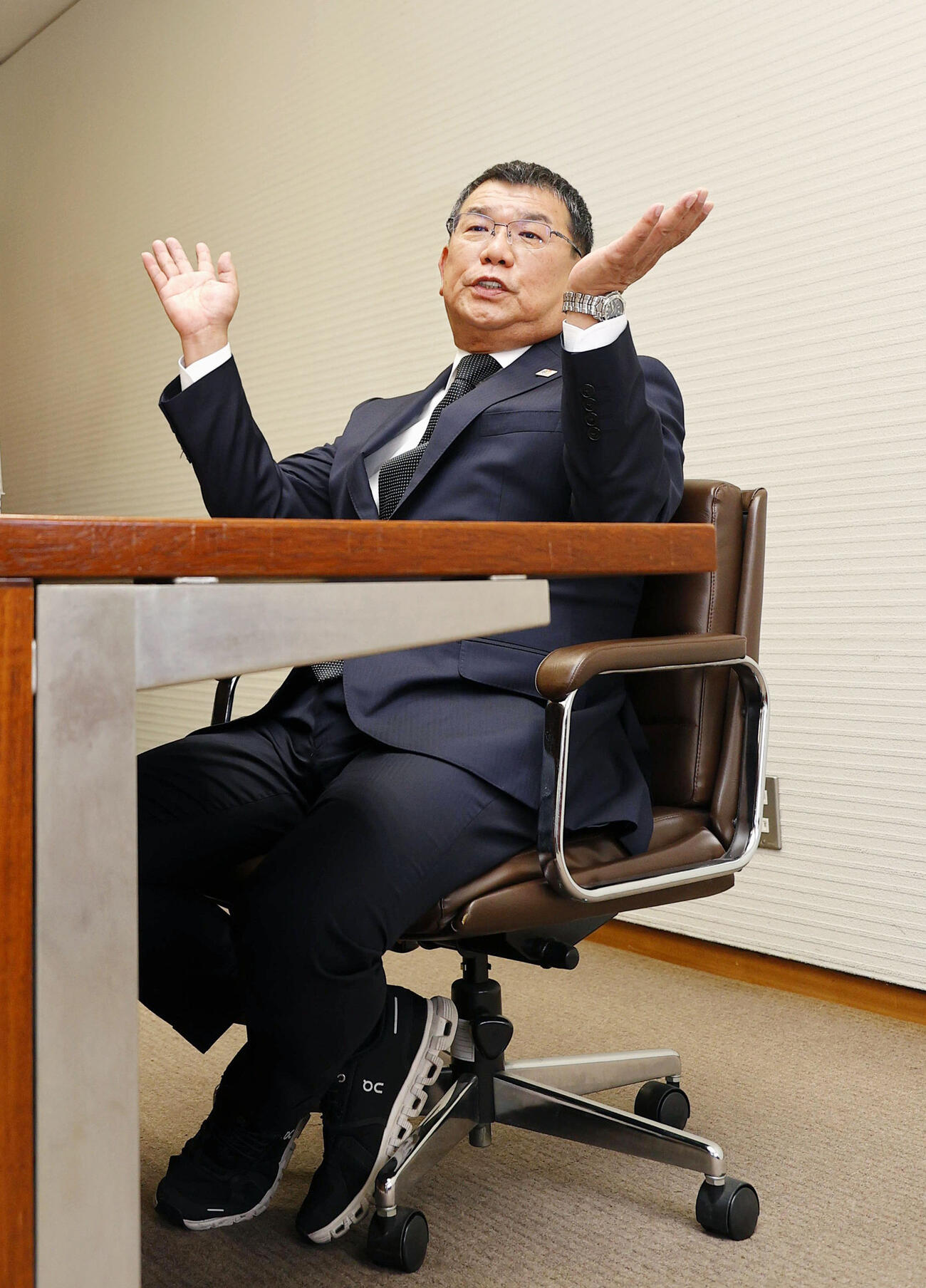 議員辞職願を提出し、記者会見する福岡県議会の中尾正幸副議長＝24日午後、福岡市（共同）