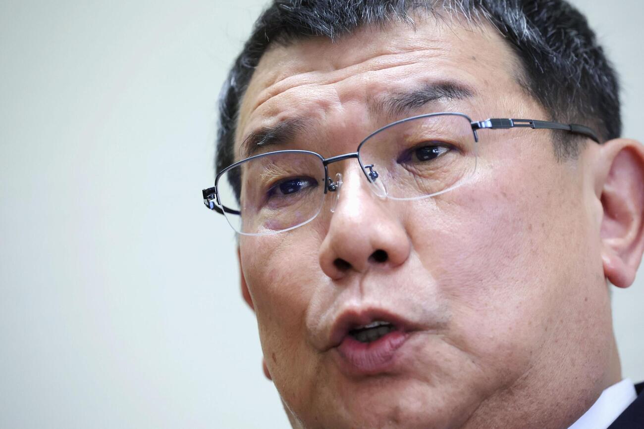 議員辞職願を提出し、記者会見する福岡県議会の中尾正幸副議長＝24日午後、福岡市（共同）