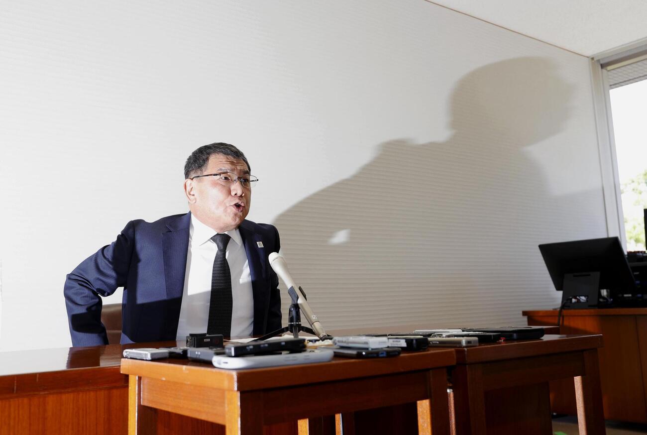 議員辞職願を提出し、記者会見する福岡県議会の中尾正幸副議長＝24日午後、福岡市（共同）