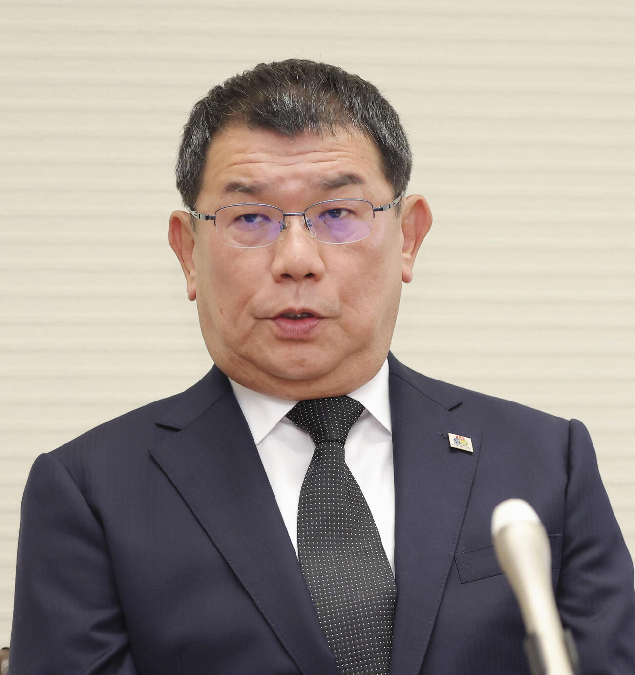 議員辞職願を提出し、記者会見する福岡県議会の中尾正幸副議長（共同）