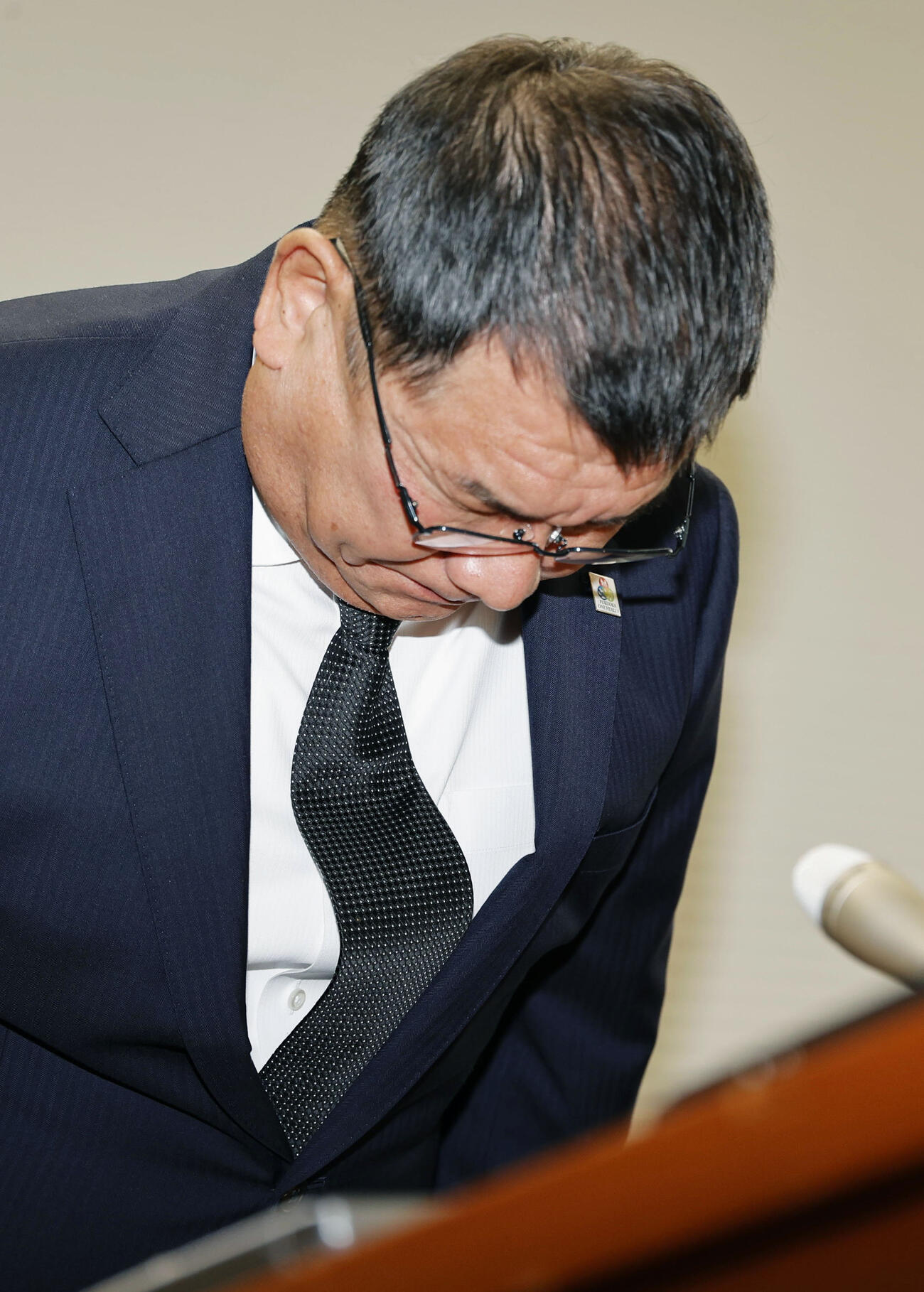 議員辞職願を提出し、記者会見で陳謝する福岡県議会の中尾正幸副議長＝24日午後、福岡市（共同）