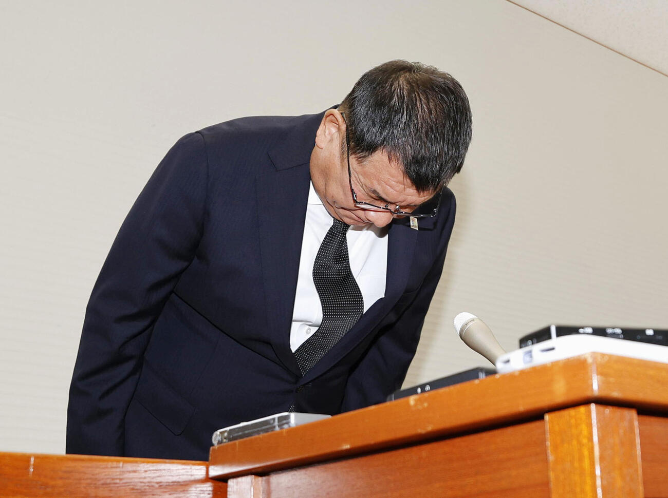 議員辞職願を提出し、記者会見で陳謝する福岡県議会の中尾正幸副議長＝24日午後、福岡市（共同）