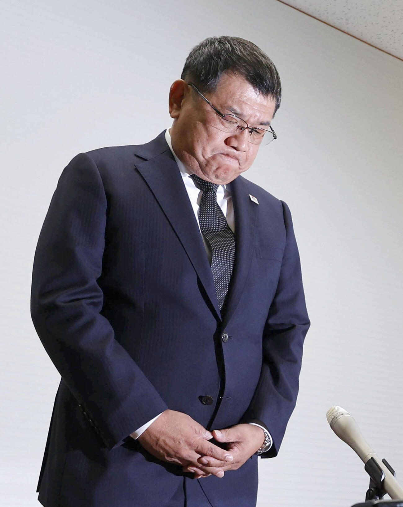 議員辞職願を提出し、記者会見で陳謝する福岡県議会の中尾正幸副議長（共同）
