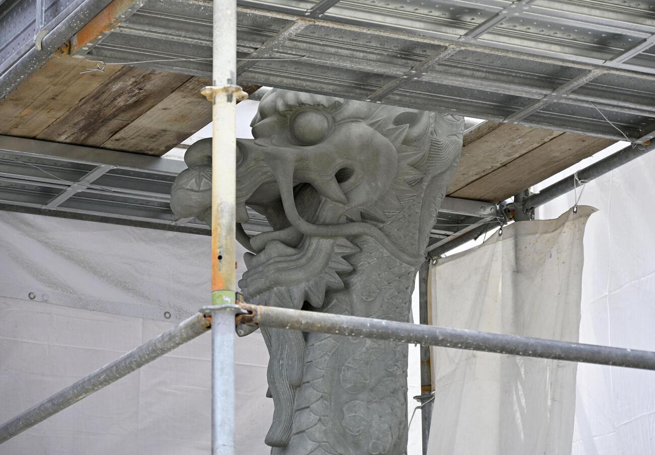 報道陣に公開された首里城正殿正面の「大龍柱」（共同）