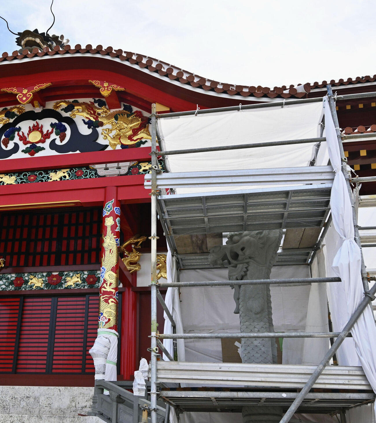 報道陣に公開された首里城正殿前の「大龍柱」＝24日午前、那覇市（共同）
