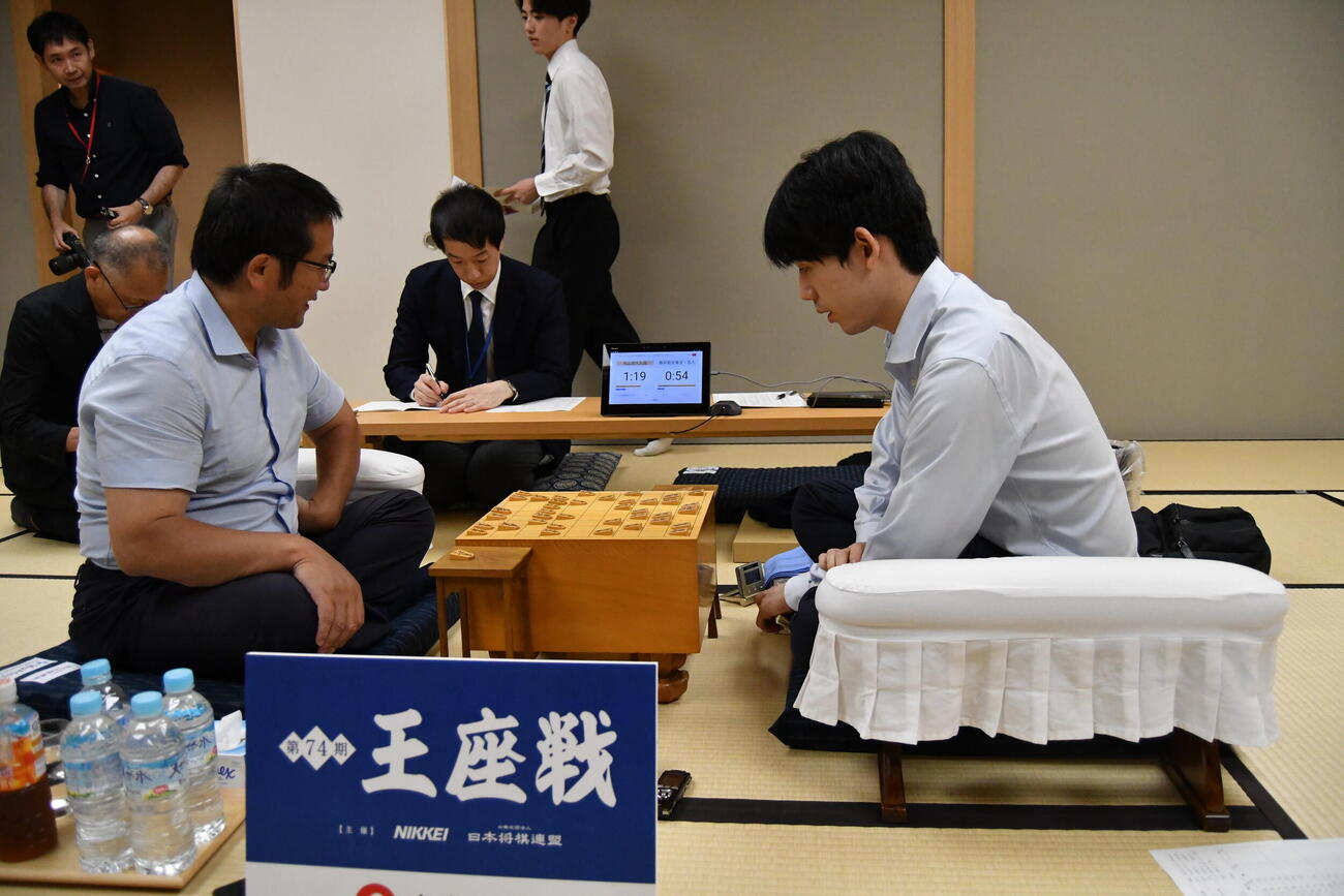 丸山忠久九段（左）を下して挑戦者決定戦進出を果たした藤井聡太6冠