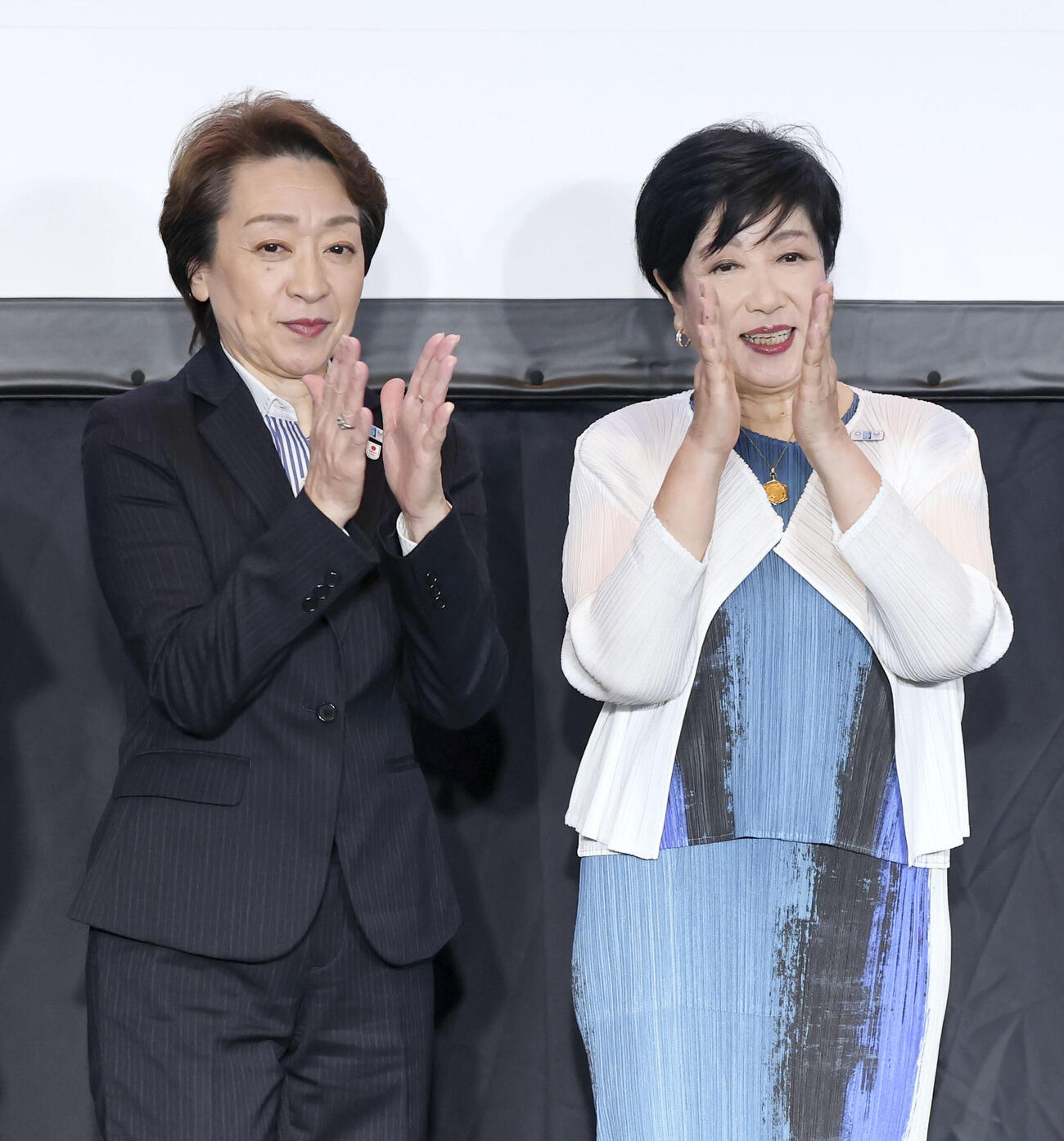 東京五輪・パラリンピックの5周年記念イベントに出席した小池百合子都知事。左は橋本聖子JOC会長（共同）