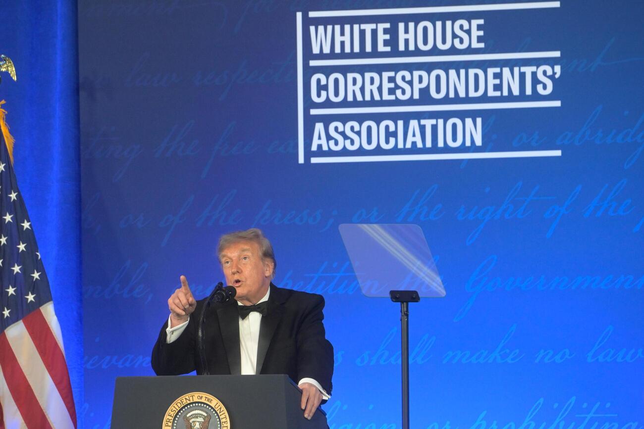24日、ワシントンで開かれた記者会主催の夕食会で演説するトランプ米大統領（AP＝共同）