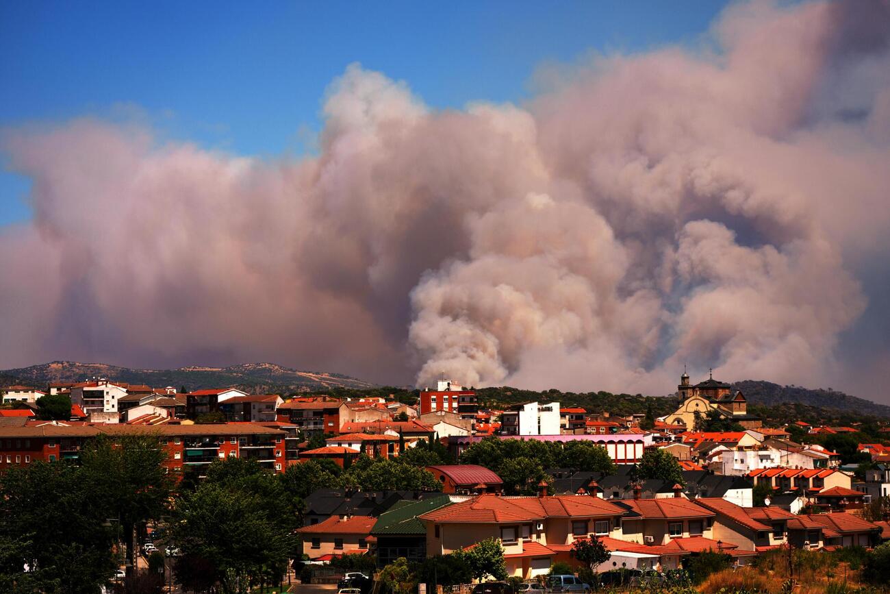 24日、山火事が拡大するスペイン・アビラ県で立ち上る煙（AP＝共同）