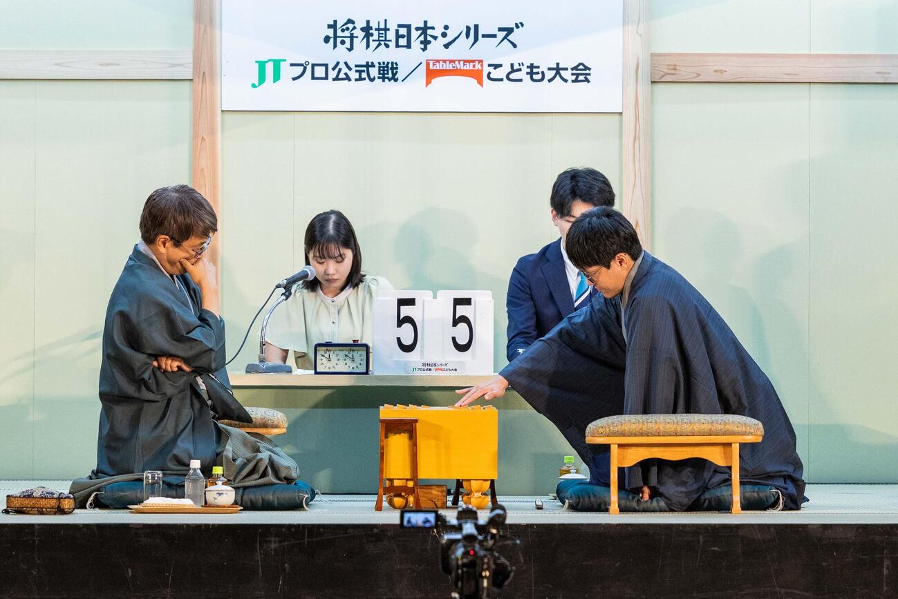 1回戦第3局の静岡大会はレジェンド羽生善治九段（左）に初出場の石田直裕六段が快勝（将棋日本シリーズ総合事務局提供）