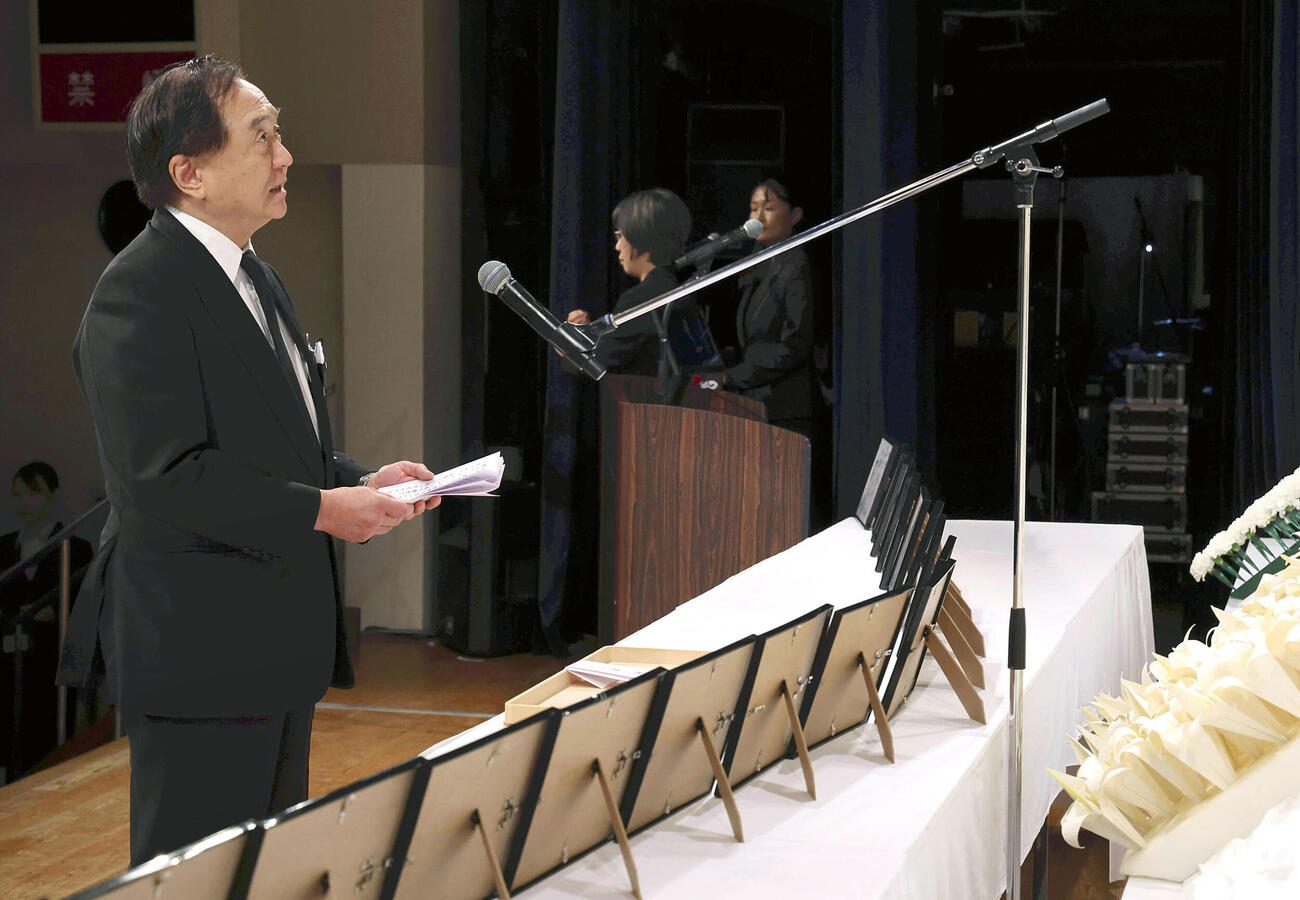 知的障害者施設「津久井やまゆり園」の殺傷事件から10年となるのを前に開かれた追悼式で、式辞を述べる神奈川県の黒岩祐治知事＝25日午後、相模原市（代表撮影）