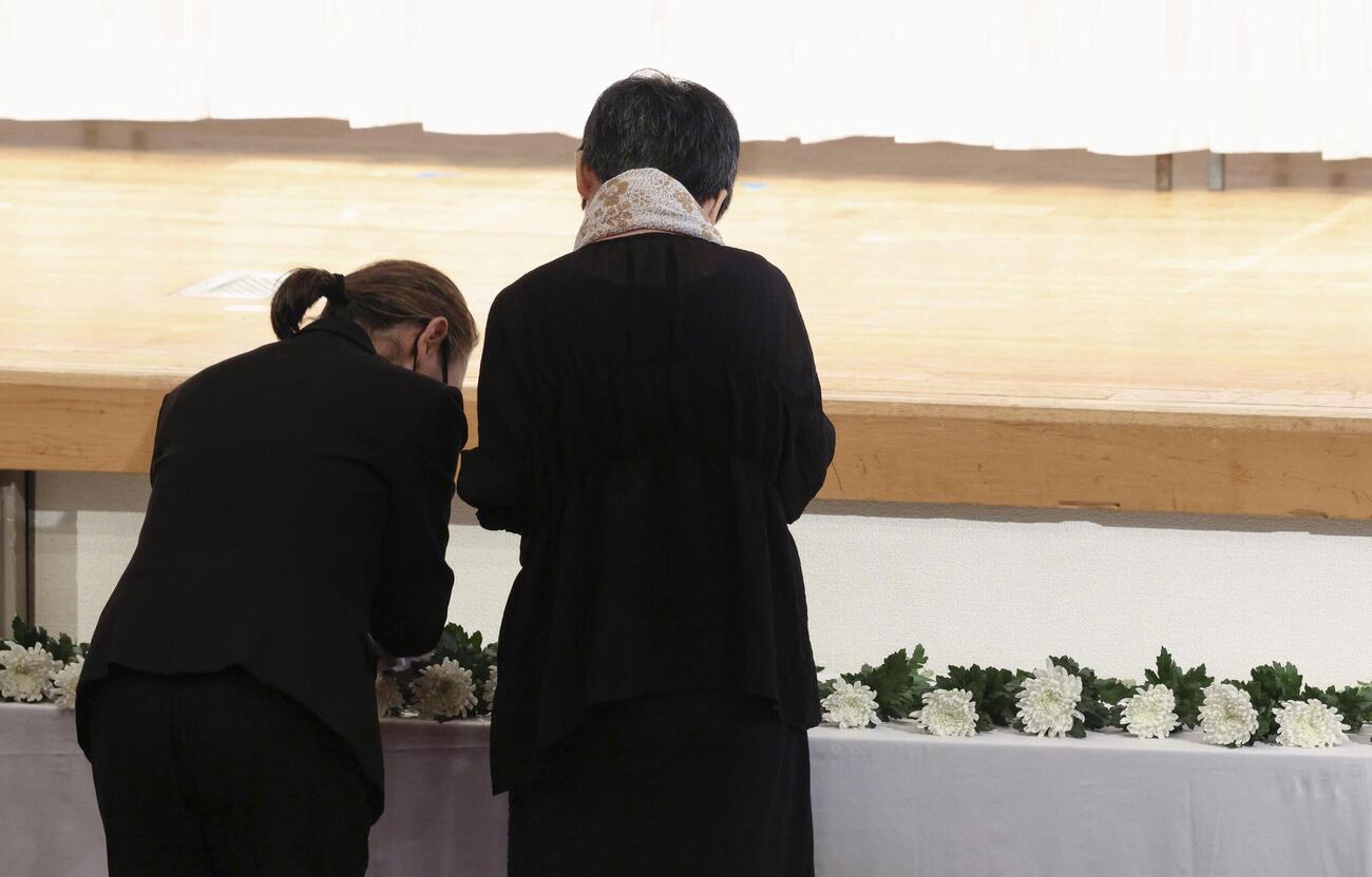 知的障害者施設「津久井やまゆり園」の殺傷事件から10年となるのを前に開かれた追悼式に参列し、献花する人たち＝25日午後、相模原市（共同）