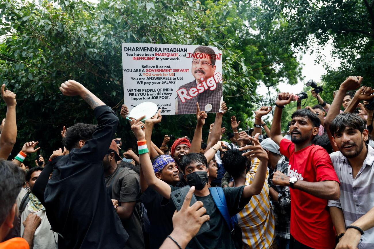 インドのプラダン教育相の辞任を受けて喜ぶ「ゴキブリ人民党（CJP）」の支持者＝25日、ニューデリー（ロイター＝共同）