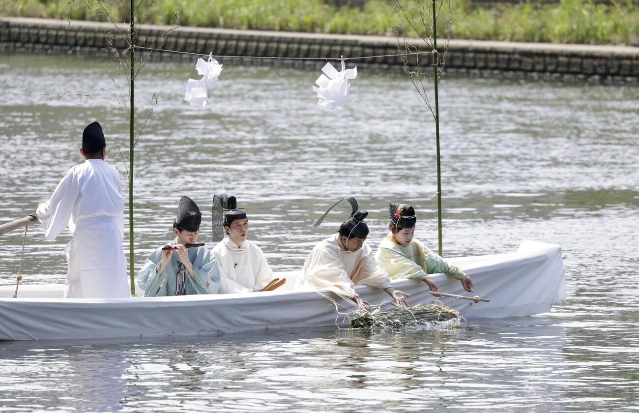 大阪市の堂島川で行われた天神祭の「鉾流神事」（共同）