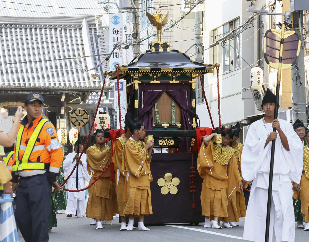 天神祭の「陸渡御」で大阪天満宮から出発する菅原道真の神霊を乗せたみこし（共同）