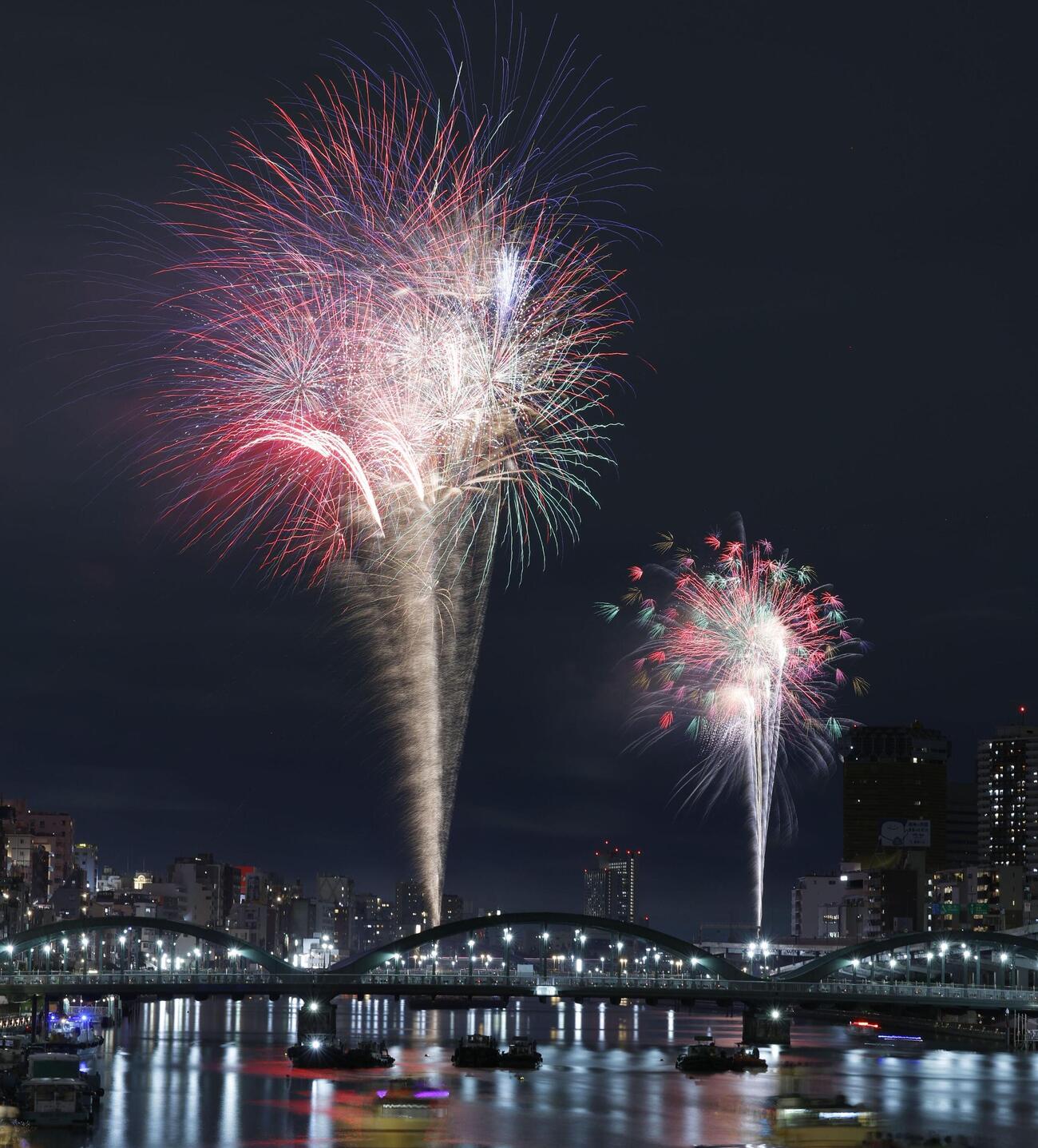東京・下町の夏の風物詩、隅田川花火大会で打ち上げられた花火＝25日夜（多重露光）（共同）