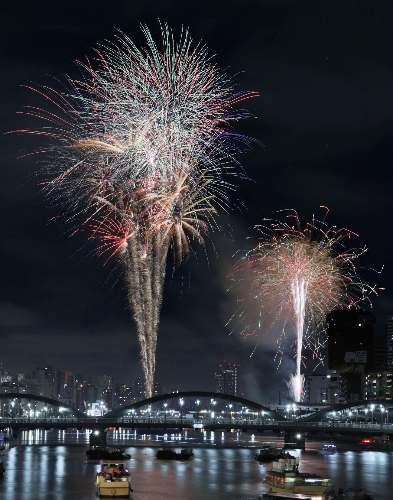 東京・下町の夏の風物詩、隅田川花火大会で打ち上げられた花火＝25日夜（多重露光）（共同）