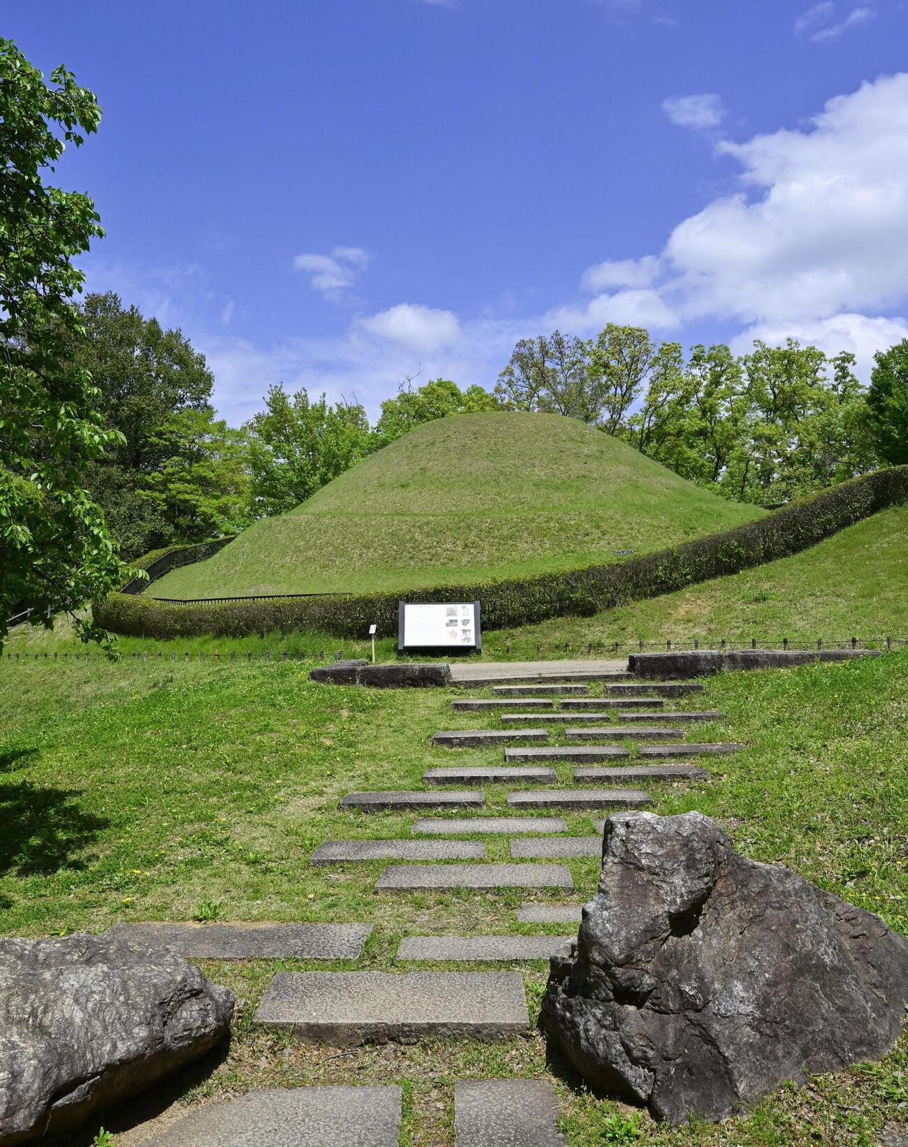奈良県明日香村の高松塚古墳（共同）