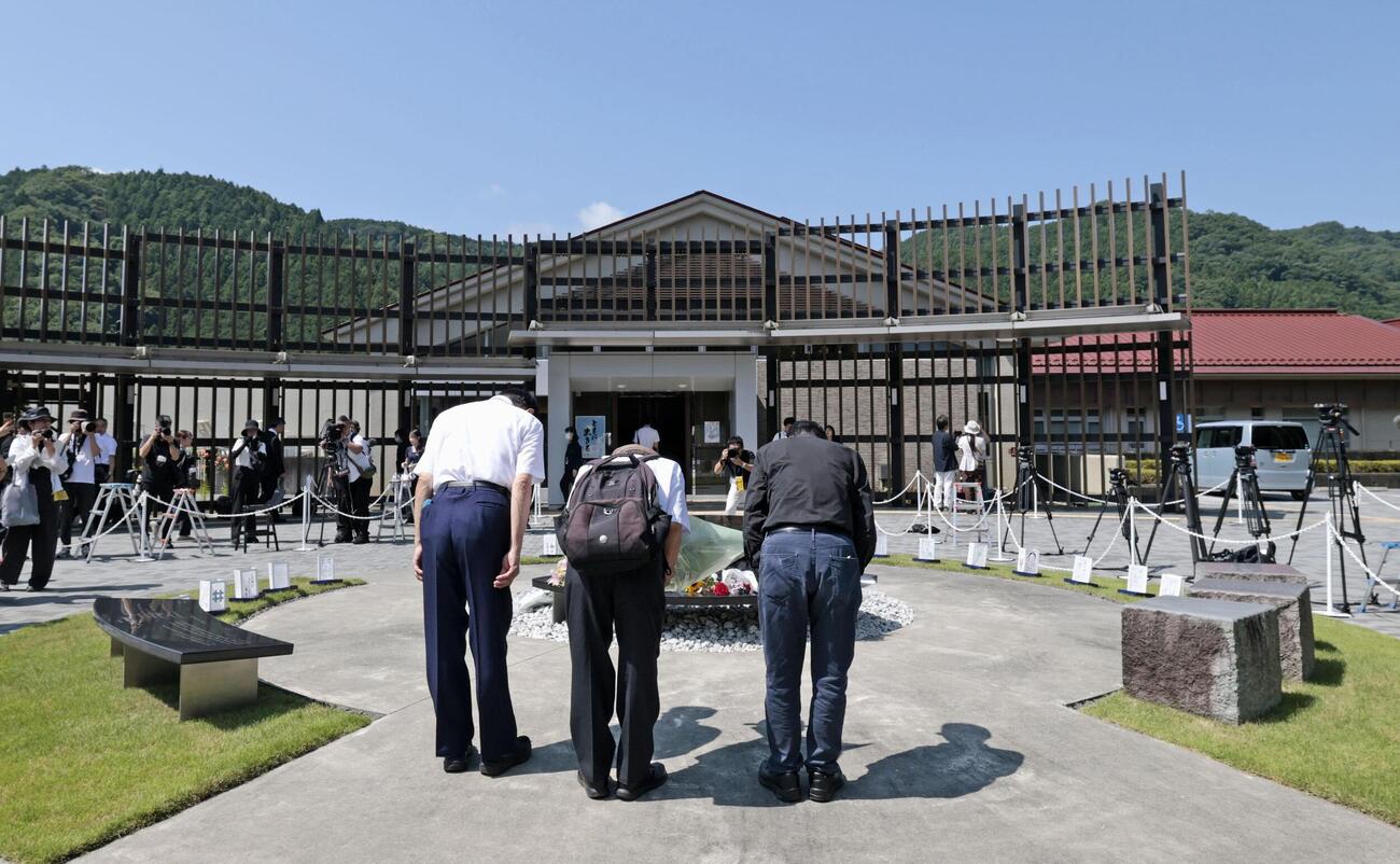 知的障害者施設「津久井やまゆり園」を訪れ、「鎮魂のモニュメント」に向かい頭を下げる人たち（共同）
