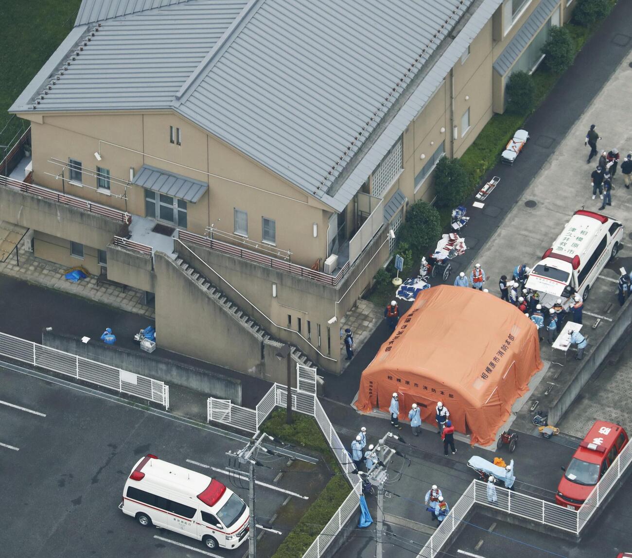2016年7月、入所者らが殺傷される事件があった知的障害者施設「津久井やまゆり園」で対応する救急隊員や関係者ら（共同）