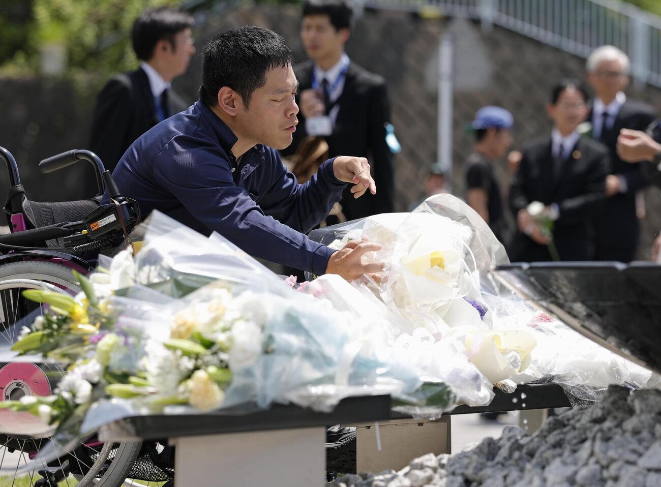 津久井やまゆり園の「鎮魂のモニュメント」に献花する男性（共同）