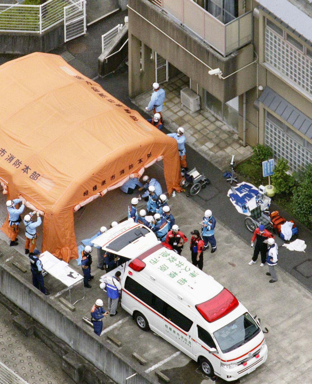 2016年7月、入所者らが殺傷される事件があった知的障害者施設「津久井やまゆり園」で対応する救急隊員や関係者ら（共同）
