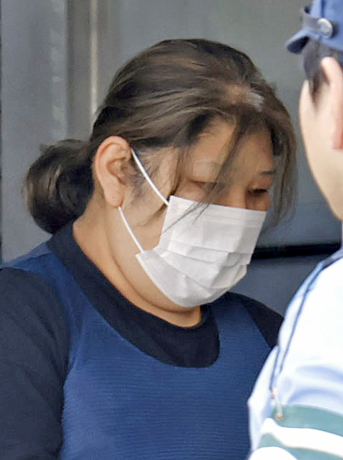 強要容疑で送検される桜井政恵容疑者（共同）
